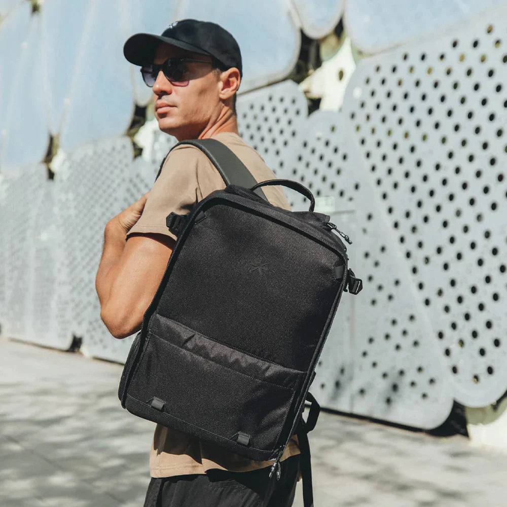 Nest Backpack All Black + 3 Accessories