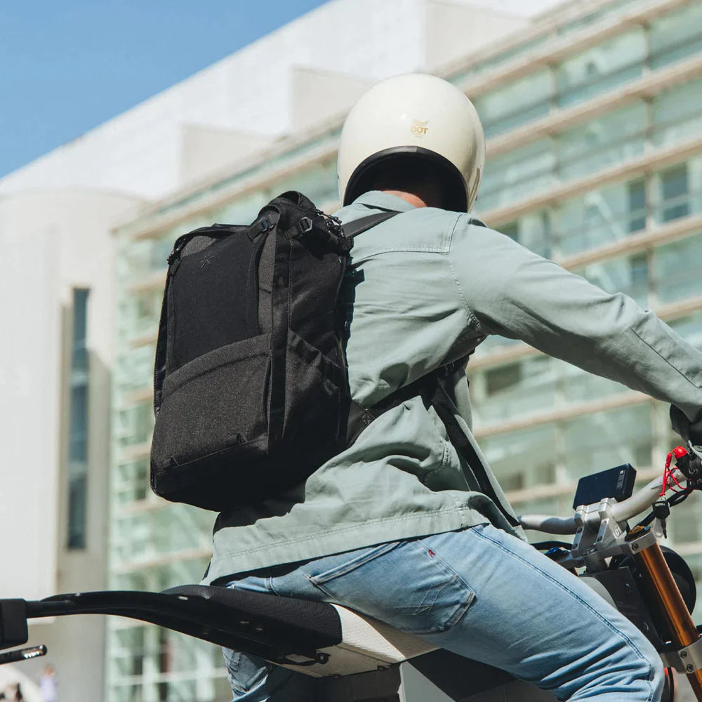 Nest Backpack All Black + 3 Accessories