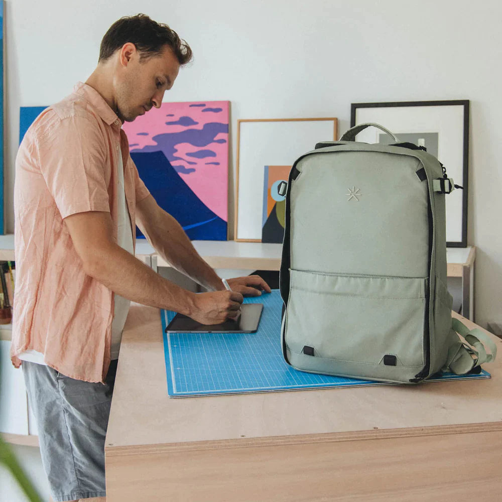 Nest Backpack Desert Green + 3 Accessories